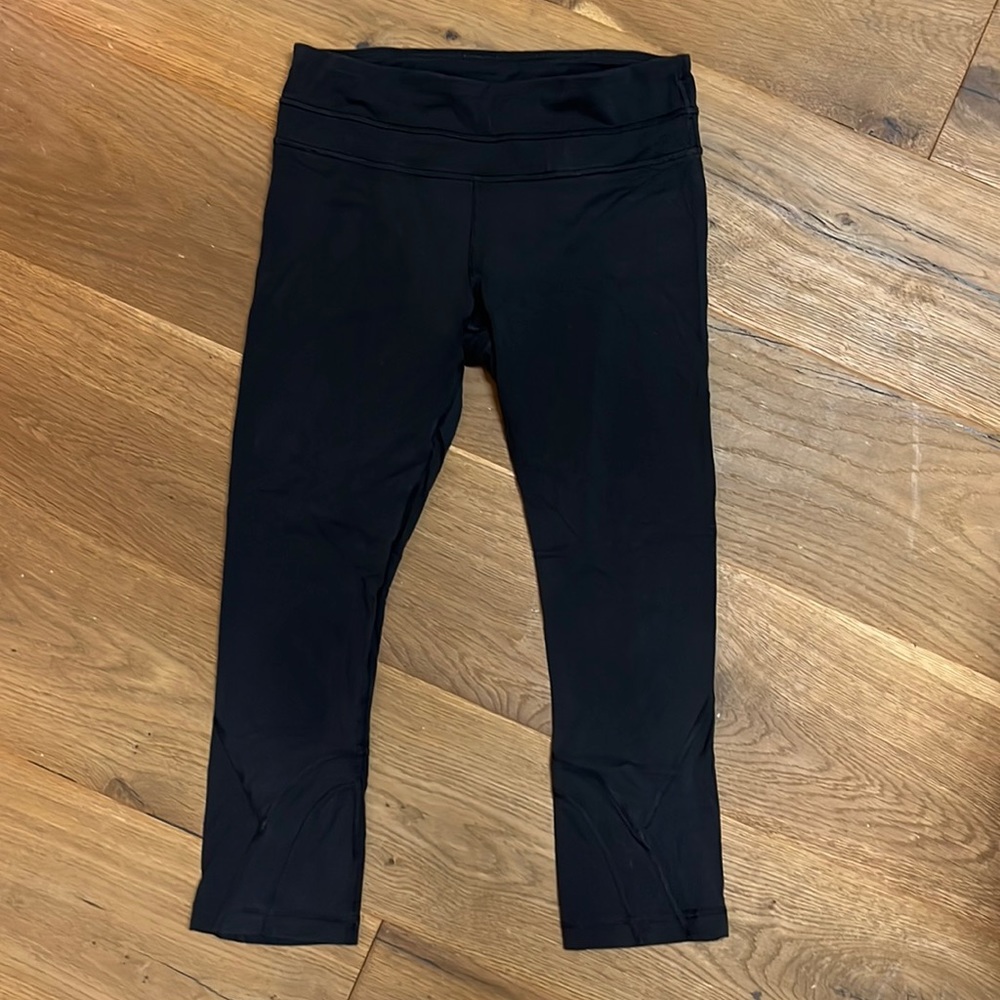 LULULEMON CROP LEGGING SIZE 6 BLACK